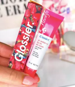 Glossier Balsamo Labbra Fragola Dotcom Universal Skin Unguento Formula Originale Nuovo - Foto 1 di 2