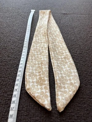 COACH Bufanda Rectángulo 75cm 29′′ 4cm 1.5′′ Logo Seda Beige Foto 1 de 4