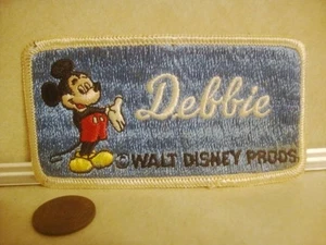 WALT DISNEY PRODS VINTAGE. Patch nome DEBBIE con camicia/giacca Topolino mai usata! - Foto 1 di 3