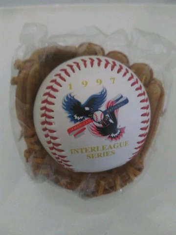 Cubs vs White Sox Limited Edition 1997 Interleague Series Fotoball & Mini Glove Cover