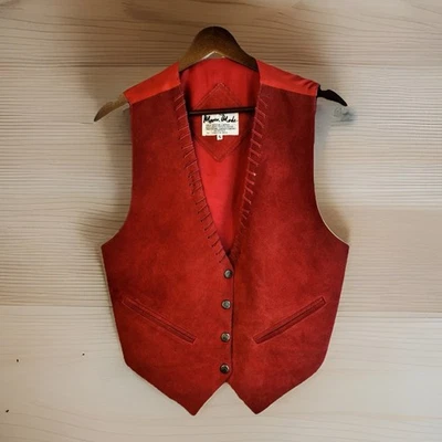 Colete de camurça vintage anos 70 couro vermelho S Western Cowboy metal xerife botões estrela - Imagem 1 de 4