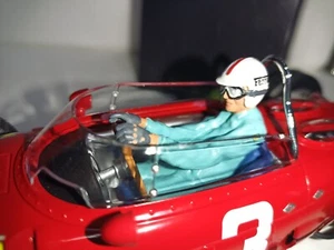FIGURA PILOTO SENTADO AL VOLANTE PERSONALIZADO PARA FERRARI 156 DE CMR 1:18 - Imagen 1 de 15
