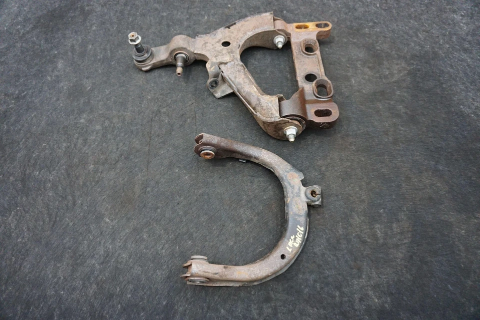 Juego 2 Brazos de Control Delanteros Izquierdos Superior e Inferior OEM 15219429 Chevrolet SSR 2003-06 Foto 1 de 4