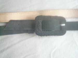 Schmaler Damengürtel 50-60er Jahre, feines schwarzes Rauhleder, LxB 105x1,8 cm   - Bild 1 von 5