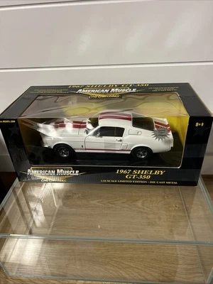 American Muscle de Ertl 1967 Shelby GT350 en blanco y rojo escala 1:18 Foto 1 de 4