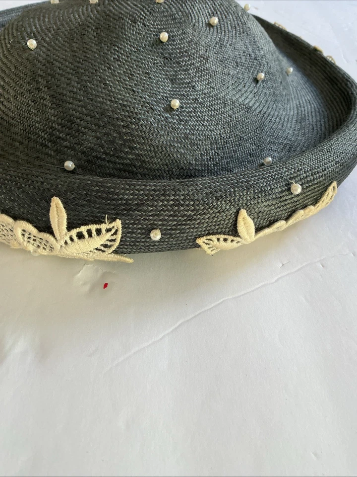Sombrero de paja vintage gris carbón perlas encaje crema  Foto 1 de 3