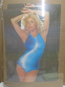 SUZANNE SOMERS CHRISSY IN THREE'S COMPANY VINTAGE POSTER CAVE HOT GIRL CNG3510 - Picture 1 of 5
