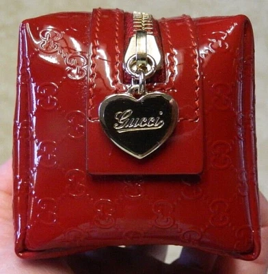 Bolso sin asas Gucci rojo Micro Guccissima GG estampado en relieve, corazón cremallera tirador Foto 1 de 4