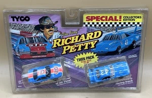 TYCO SPECIAL COLLECTORS EDITION THE KING RICHARD PETTY TWIN PACK H.O SLOT CARS - Foto 1 di 4