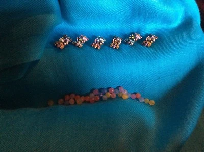 JEWELLERY MAKING 6 METAL SPARKLY BUTTERFLIES & 31 SMALL COLOURED PLASTIC BEADS - Image 1 of 4
