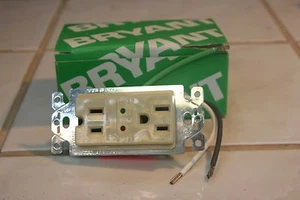  Bryant SP53LI Supresor de Sobretensiones Marfil Duplx Recepción Nuevo 20A 125V AC - Imagen 1 de 2