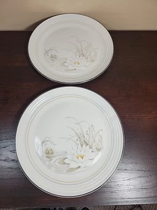 Royal Doulton Fresh Flowers Hampstead Set di 2 piatti 10 3/8" Waterlilly - Foto 1 di 15