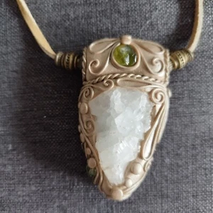 Großer Ton-Anhänger mit Apophyllit und Peridot - Bild 1 von 1