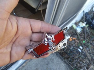 Nuevo 1977 1990 Chevrolet Caprice maletero rojo marrón emblema de cerradura Chevy 77 90 - Imagen 1 de 5