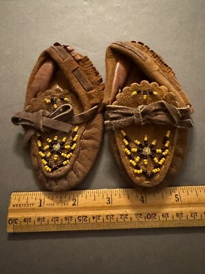 MOCASINES DE BEBÉ CON FLECOS Y CUENTAS DE CUERO NATIVO TALLA 3 MARCADOS Foto 1 de 4