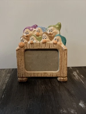 Marco de fotos Burnes Vintage Disney Blancanieves y los siete enanitos 2” x 3” - Usado en excelente estado  Foto 1 de 3