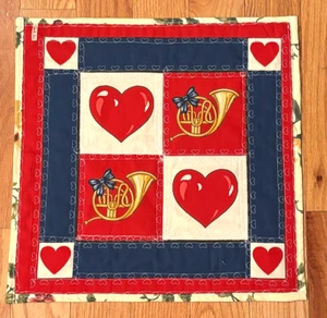 Sobremesa con corazones y trompetas, rojo y azul marino, cosido a máquina, 16x 16 - Imagen 1 de 10