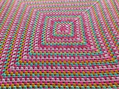 Manta cuadrada de ganchillo hecha a mano para bebé niña. 68x68. Rosa, amarillo, como nuevo. Foto 1 de 4