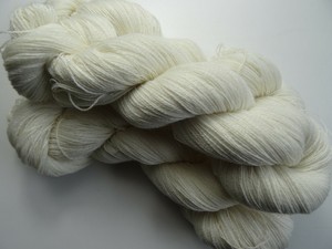 Ausverkauf Wolle zum Färben LACEGARN 2-fach aus (Merino) 100g Strangaufmachung