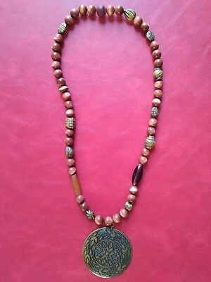 Collar medallón tribal de latón con cuentas de vidrio y plástico vintage Foto 1 de 4