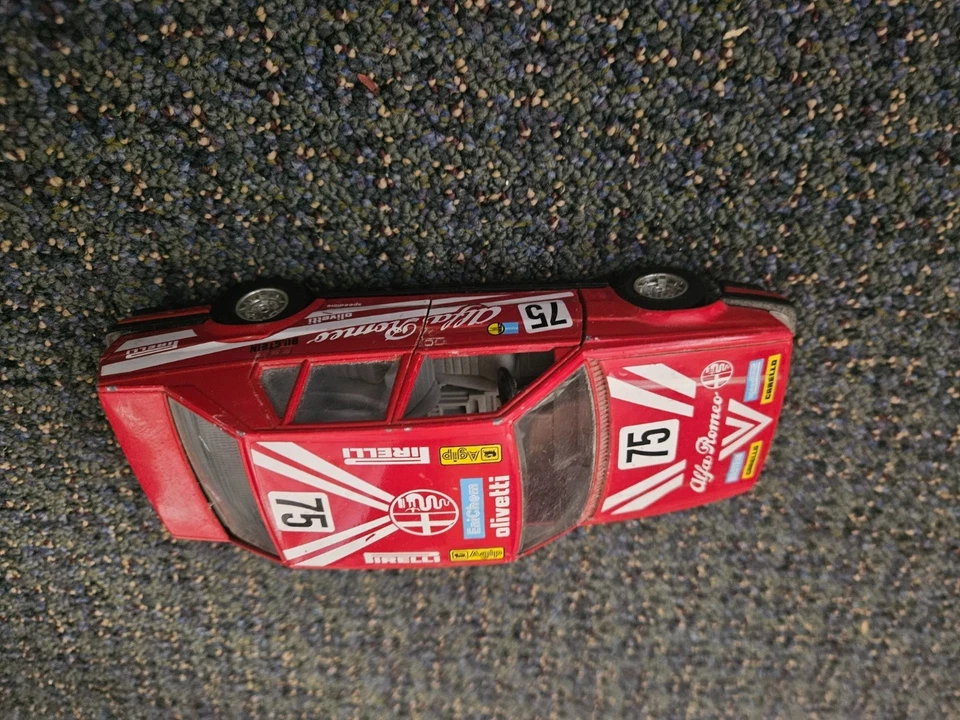 Coche Bburago Diecast ALPHA ROMEO 75 Hecho en Italia Foto 1 de 1