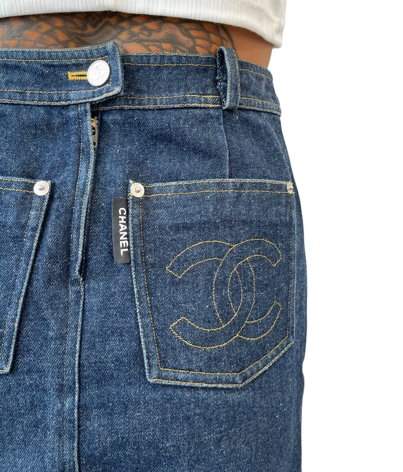 Saia jeans CHANEL vintage 96P marca CC #36 azul escuro amarelo algodão - Imagem 1 de 4