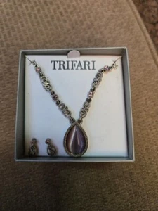 Juego de collar y pendientes vintage Trifari tono plata piedra púrpura nuevos en caja - Imagen 1 de 5