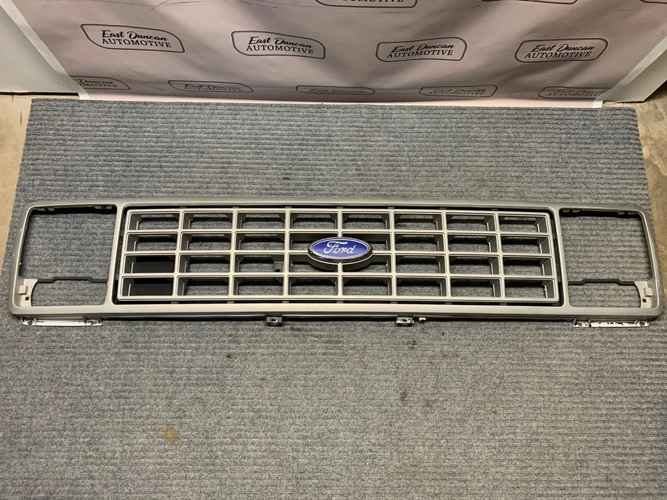 83 84 85 86 87 88 89 90 91 Ford Econoline E150 E250 E350 Van REJILLA DELANTERA OEM Foto 1 de 4