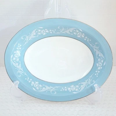 Prato de servir floral Royal Doulton 4912 Alexandria azul e branco acabamento prata - Imagem 1 de 4