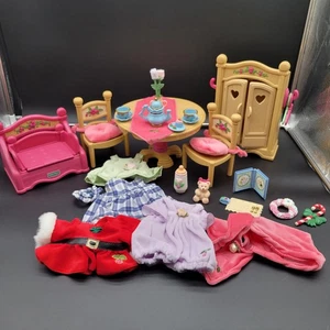 Set mobili vintage Fisher Price collezione Briarberry tavolo sedia armadio letto - Foto 1 di 18