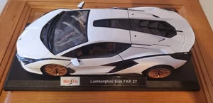 MAISTO  1/18 SE 46629 Lamborghini Sián FKP 37 31720 White with Gold rims - Picture 1 of 19