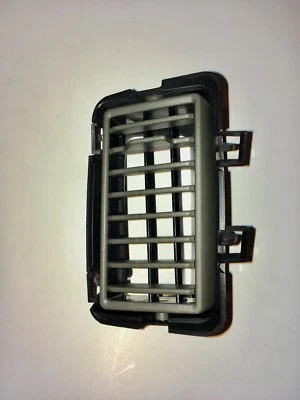 Panel de instrumentos Nissan OEM 687507 S 000 rejilla de ventilación lado del pasajero "derecho".  Foto 1 de 3