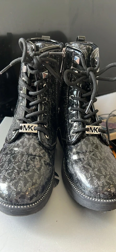 Botas Michael Kors Haskell Syre Niñas Logo MK Negras Estilo Combate Talla: 3 Foto 1 de 4
