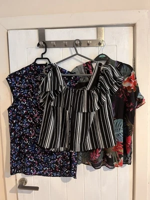 Top donna, blusa floreale, top bianco a righe, camicia stampa tropicale. - Immagine 1 di 4