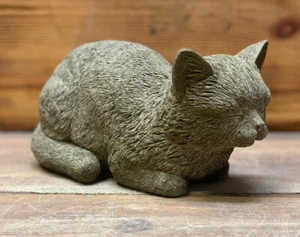 STEINGARTEN KLEINE SCHLAFENDE KATZE KÄTZCHEN GEDENKSTATUE GESCHENK ORNAMENT - Bild 1 von 4