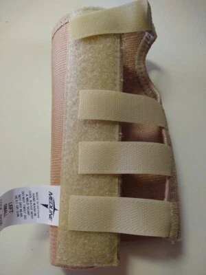 Шина для запястья Curad 7 дюймов эластичная, левая, маленькая, ORT19100LSD  - Изображение 1 из 4