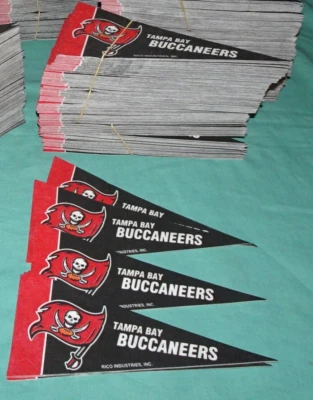 50 PEÇAS = LOTE NO ATACADO = MINI FLÂMULA DE FUTEBOL RICO NFL TAMPA BAY BUCCANEERS - Imagem 1 de 4