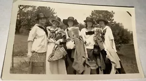 Rare Vintage American Ladies & Magazines on Beautiful Day Outdoor Snapshot Photo - Bild 1 von 6
