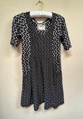 Mini Vestido Anthropologie Saturday Sunday XS Panel Chevron Negro/Blanco para Mujer Foto 1 de 4