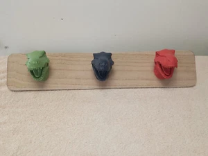 Pillowfort Dino Gancio Rack Dinosauro Colorato Verde,Blu,Arancione T Rex - Foto 1 di 5