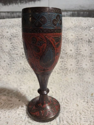 Hermosa copa de vino antigua de latón original antigua hecha a mano grabada/colores Foto 1 de 4