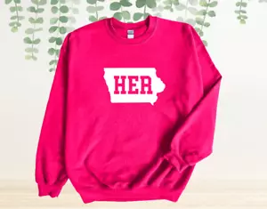 NUOVO - Felpa con cappuccio rosa Iowa Her Crewneck, Felpa Caitlin Clark, Iowa - Foto 1 di 1