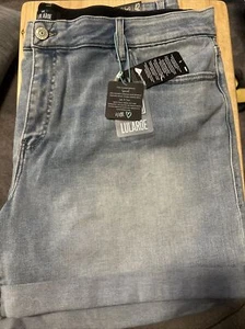 LuLaRoe Boyfriend Denim Shorts Size 42 22-23W Saguaro Light Wash Faded NWT - Picture 1 of 7