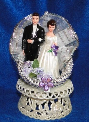 Nuevo Elegante adorno de pastel de boda de novia y novio o centro de mesa en púrpura #286 Foto 1 de 4