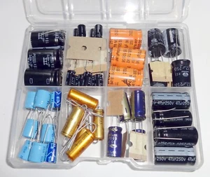 Elko Kondensator 1000µF 470µ 22µ 2700µF 100µF 680µ 22µ 47µF in Sammelbox - *1224 - Picture 1 of 1