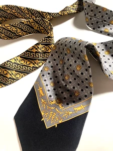 GIANNI VERSACE CORBATA CABEZA MEDUSA BARROCA VINTAGE AÑOS 90 MOTIVO EN V PUNTOS PLATA ITALIA - Imagen 1 de 18