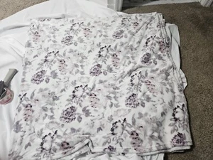 NANETTE LEPORE, WHITE/PLUM POLYESTER FLORAL PLUSH QUEEN SIZE BLANKET - Picture 1 of 5