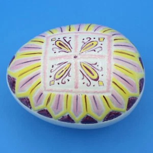Huevo de Pascua abstracto 4" de colección amarillo púrpura blanco cerámica pintado a mano resorte - Imagen 1 de 6