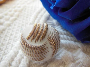 Bouton ancien en verre blanc doré effet tissé   diamètre  2,1 cm G18K - Picture 1 of 3