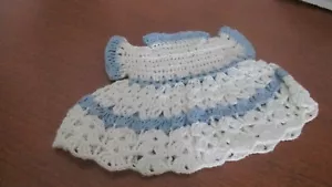 VINTAGE~ABITO BAMBOLA blu e bianco all'uncinetto a mano - Foto 1 di 2